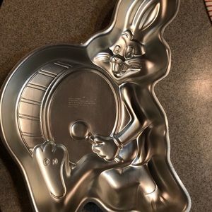 Wilton Warner Brothers Bugs Bunny With Drum Retired Cake Pan - 502-3517